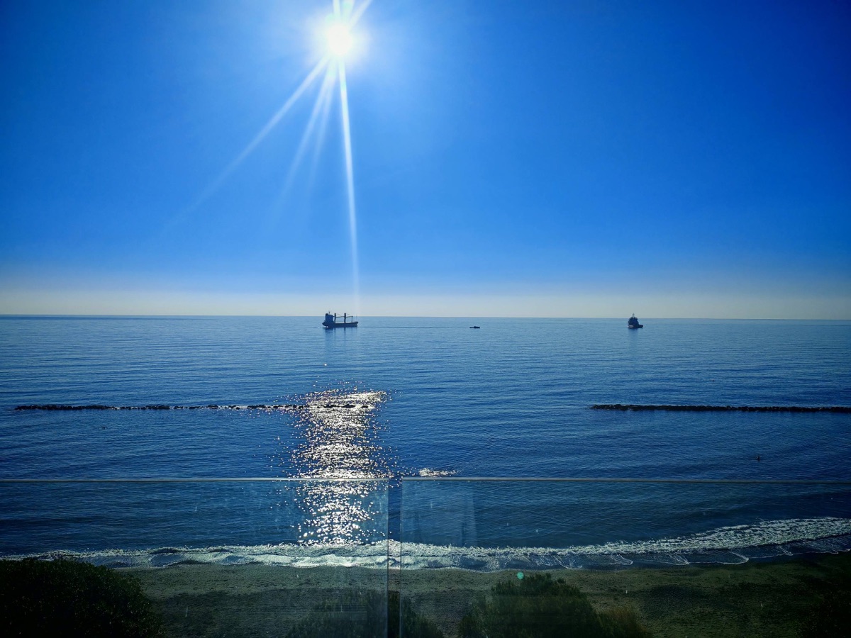 Вид из окна на море и солнце