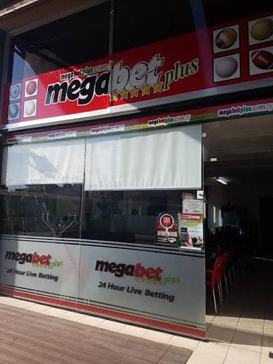 Красная вывеска Megabet Plus у входа